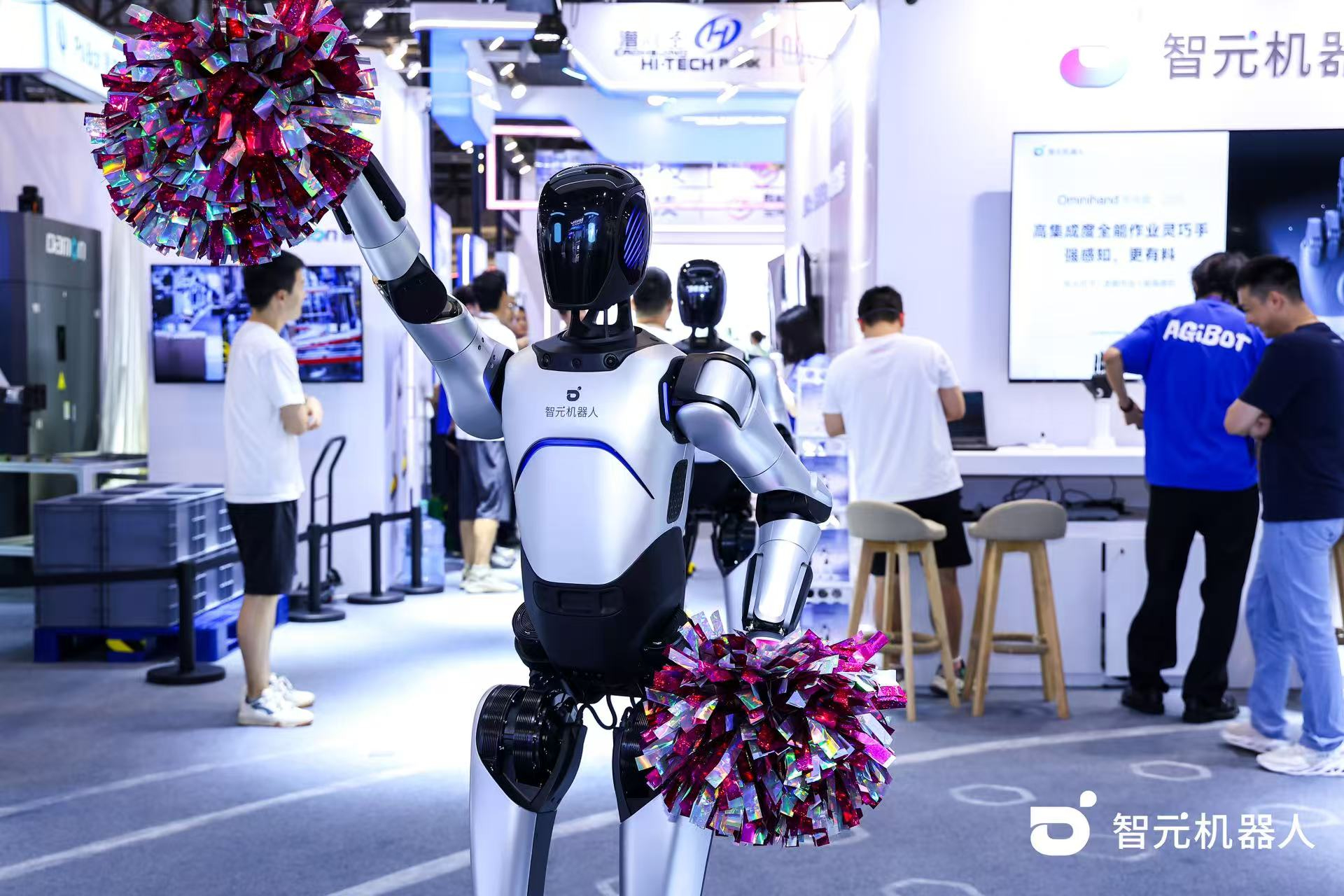 xpj官网机器人 WAIC 首日展台火爆，机器人家族集体打工忙不停